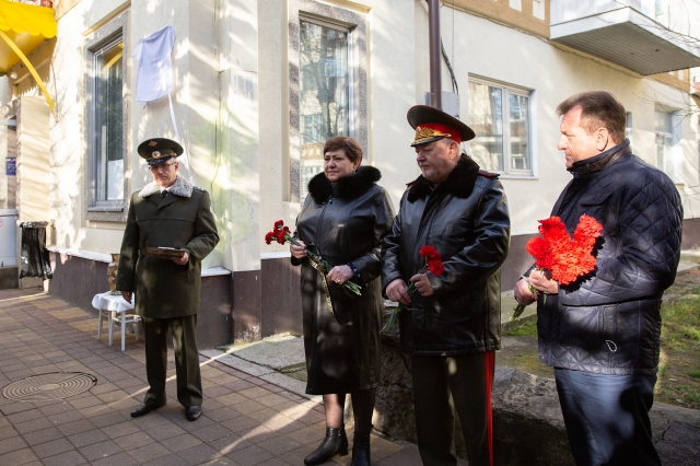 <i>В Ставрополе на домах двух выдающихся летчиков установили мемориальные доски</i>