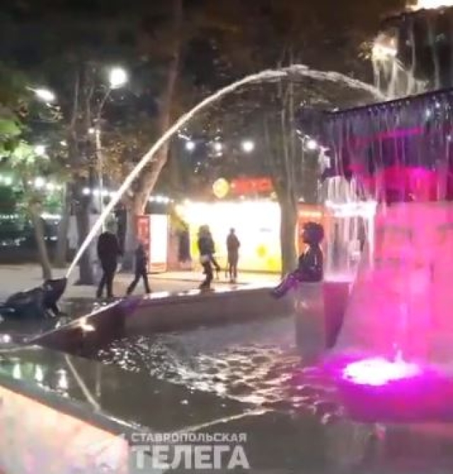 <i>В парке Ставрополя заработал отреставрированный фонтан «Лягушки»</i>
