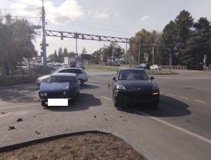 В Ставрополе злостный лихач на Porsche Сayenne спровоцировал ДТП с «шестёркой»