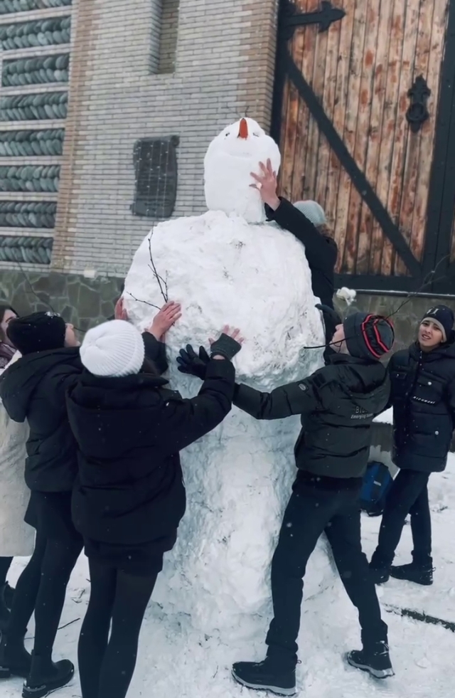 <i>Во Владикавказе дети слепили гигантского снеговика в центре города</i>