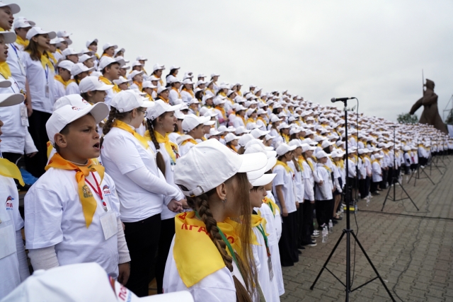 <i>Выступление детского хора на День Победы в Ставрополе</i>