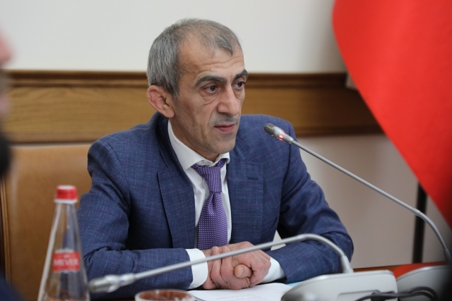 <i>Власти в Дагестане недовольны подписками и лайками чиновников</i>