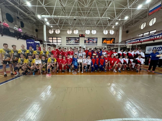 <i>На полуфинал первенства России по волейболу в Кисловодск приехали 6 команд</i>