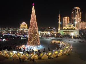 Новогоднюю ёлку в столице Чечни украсили 4 километров гирлянд и 8 тысяч игрушек
