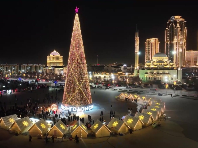 <i>Новогоднюю ёлку в столице Чечни украсили 4 километров гирлянд и 8 тысяч игрушек</i>
