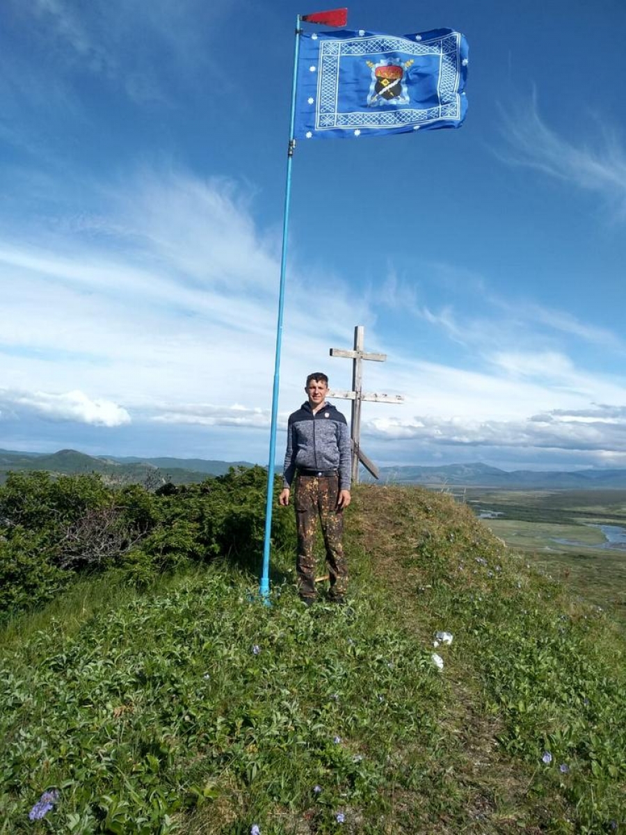 Флаг Терского казачьего войска установлен на одной из сопок Камчатки