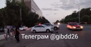 В Ставрополе автомобиль сбил 62-летнюю самокатчицу