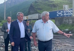 В Северной Осетии на КПП «Верхний Ларс» паводок подмыл федеральную трассу