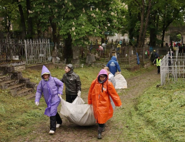 <i>В Пятигорске участники турслёта «Маёвка» почистили городской некрополь</i>