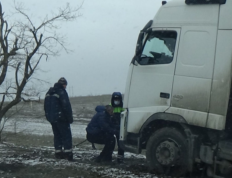 Будённовские автоинспекторы оказали помощь «дальнобойщику»-иностранцу
