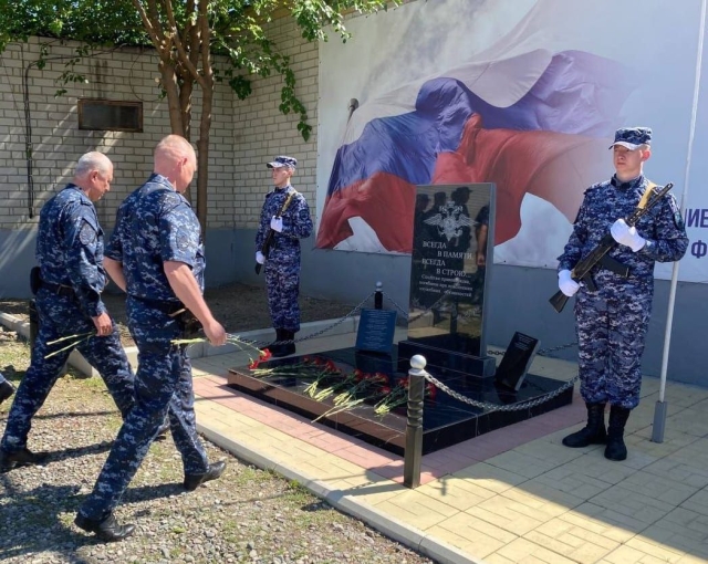 <i>В Ингушетии открыли мемориальную плиту погибшим в КЧР курганским полицейским</i>