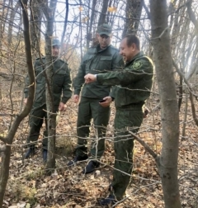 Игорь Иванов на выезде в лесу, где был обнаружен мобильник пропавшей