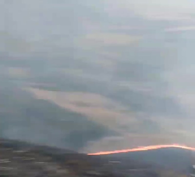 <i>Тушение пожара на горе Юца в Предгорном округе осложняет ветер. Видео</i>