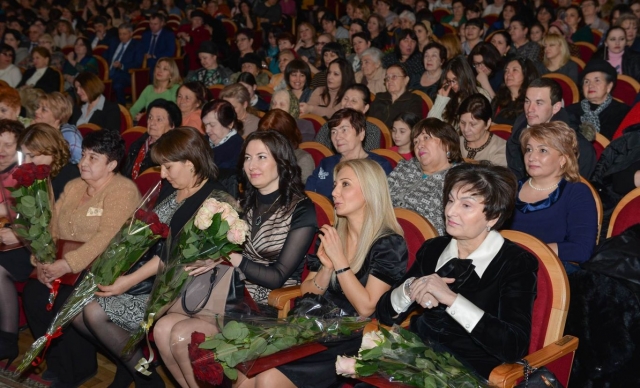<i>Вячеслав Битаров вручил государственные награды этим женщинам</i>