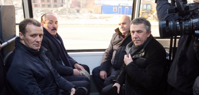 <i>Руководство Дагестана в троллейбусе</i>