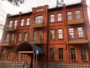 В историческом здании школы Кисловодска после ремонта устанавливают мебель