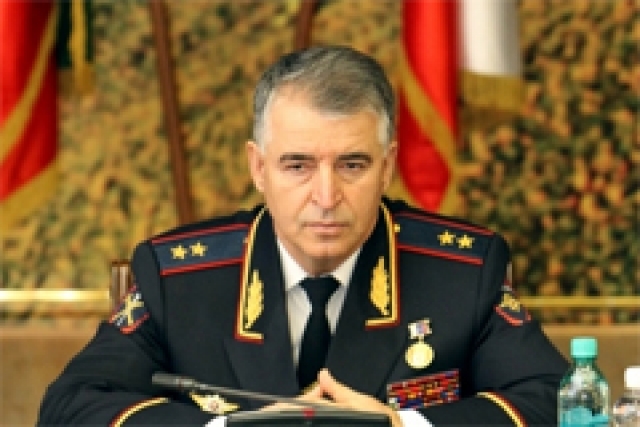 <i>Руслан Алханов</i>