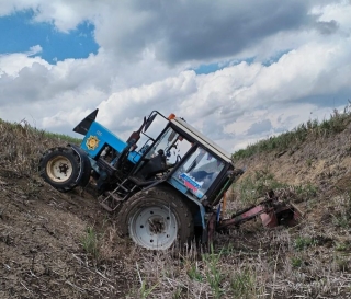 В Кочубеевском округе в перевернувшемся тракторе умер 64-летний житель КЧР
