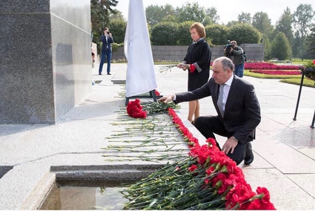<i>Рашид Темрезов возложил цветы в памятнику героям</i>