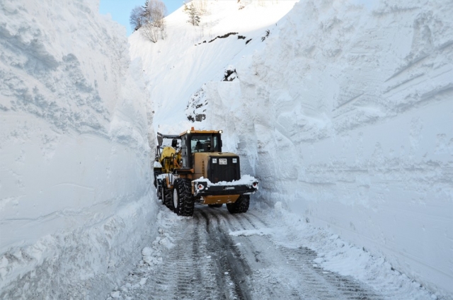 <i>Высота снежной массы на дорогах превышает один метр</i>