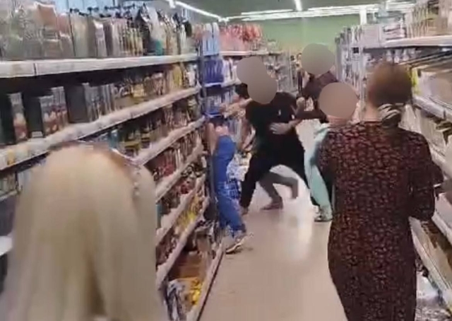 <i>На Ставрополье в магазине в Благодарном толпа избила вступившегося за девушек мужчину</i>