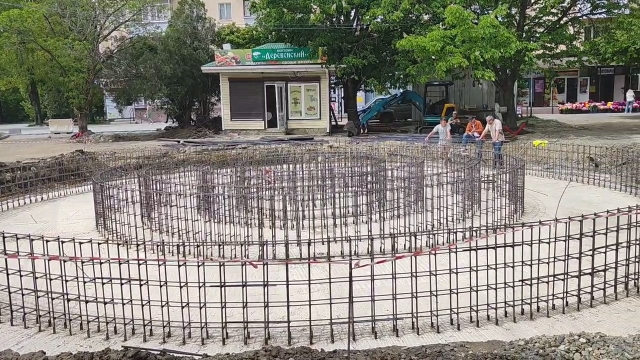 <i>В Ставрополе в сквере на улице Ленина собрали каркас будущего фонтана</i>