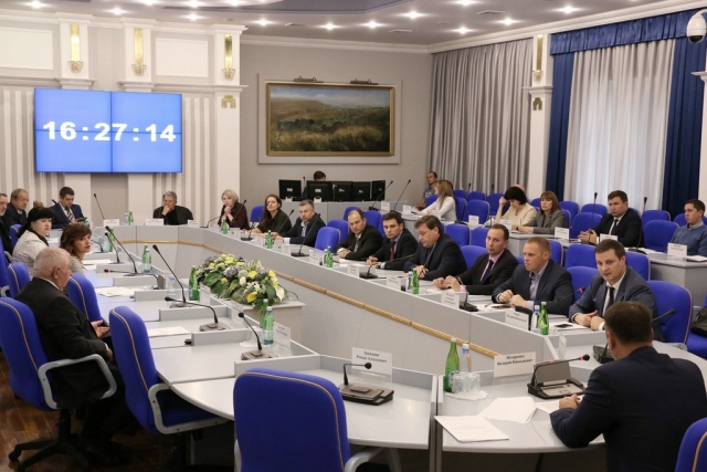 <i>Совершенствование работы МФЦ Ставрополья обсудили в Думе СК</i>