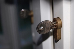 <i>Похитить из квартиры вещи пенсионеру помогли запасные ключи</i>