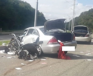В Ставрополе водитель легковушки врезался в столб и сломал ноги