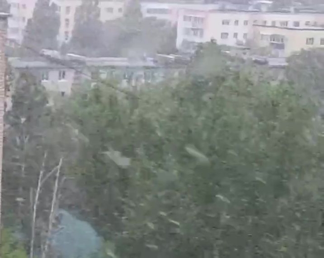 <i>Без шашлыков, но со снегом: В Ставрополе 5 мая пошёл снег</i>