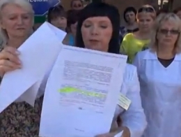 <i>Светлана Егорова показывает строчку прокурорского документа: об увольнении главврача речи не было</i>