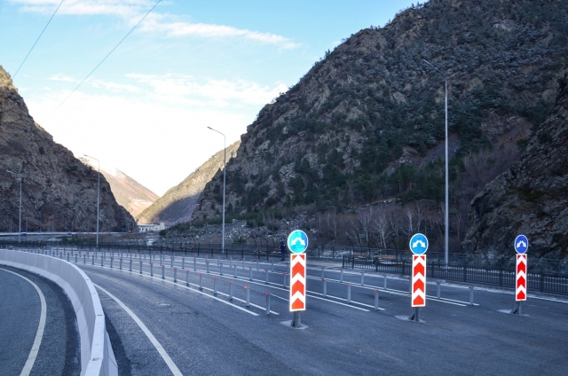 <i>На трассе установлены новые дорожные знаки, светофоры и шлагбаумы</i>