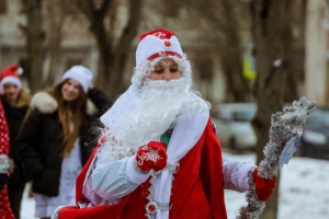 В новогоднем забеге в Невинномысске участвовали 250 Снегурочек и Дедов Морозов