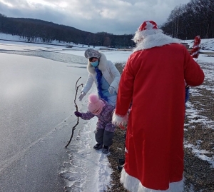 В Ставрополе Дед Мороз проверил толщину льда на Комсомольском озере