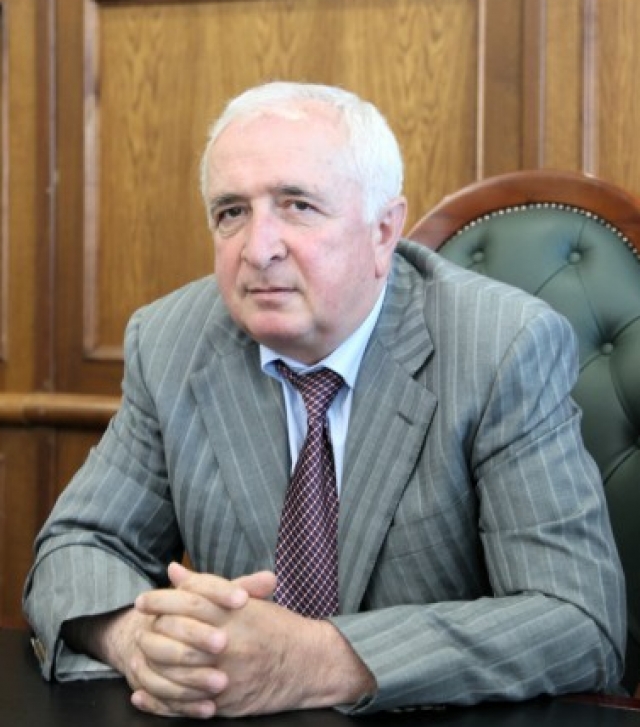 <i>Ибрагим Казибеков - министр строительства, архитектуры и жилищно-коммунального хозяйства РД</i>