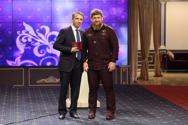 <i>Главу минздрава Чечни наградили высшей наградой республики</i>