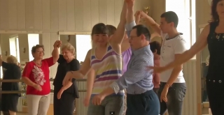 <i>Группа инвалидов не опускает руки - занимаются спортом, играют в театре и танцуют</i>